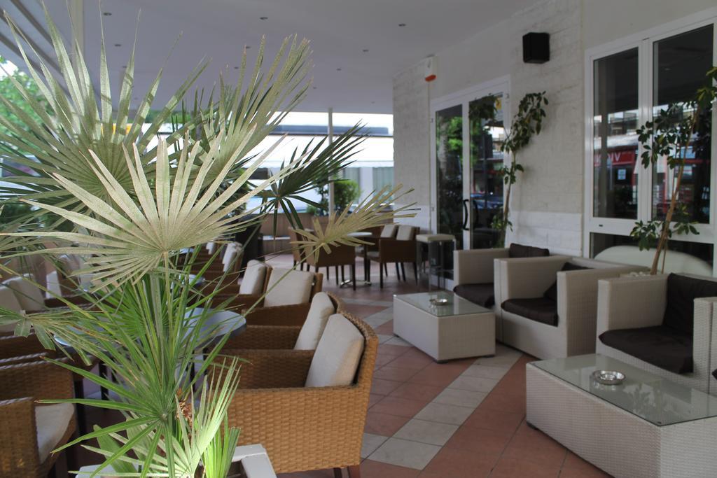 Hotel Sant'Elena Ріміні Екстер'єр фото